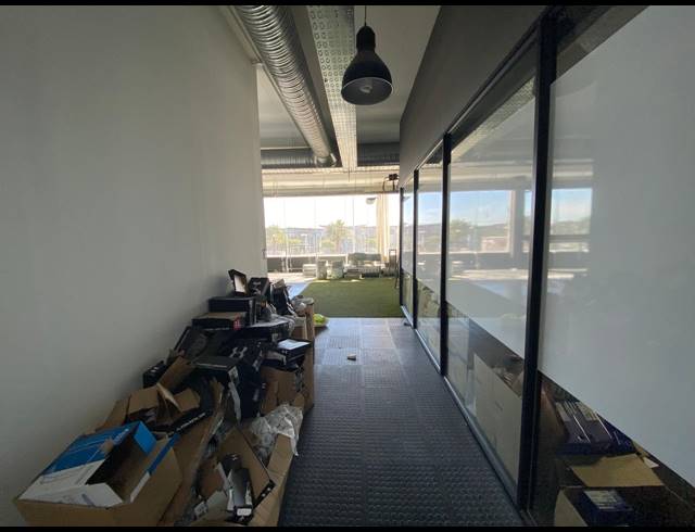 860M² OFFICE TO LET IN PAARDEN EILAND